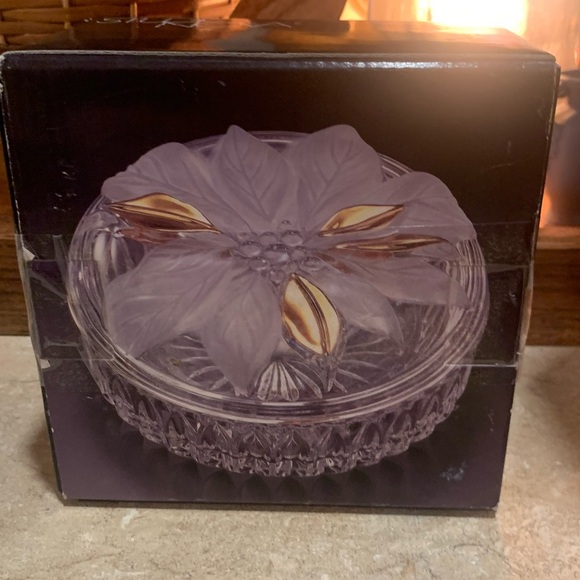 STUDIONOVA GOLDEN POINSETTIA ROUND TRINKET OR JEWELRY BOX WY228/505 - Picture 3 of 11